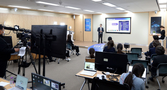 코트라가 10일 서울 염곡동 본사에서 개최한 '2021 글로벌 비즈니스 트렌드 온라인 설명회'에서 김준규 코트라 시장정보팀장이 글로벌 유망 비즈니스 사례를 발표하고 있다. <코트라 제공>